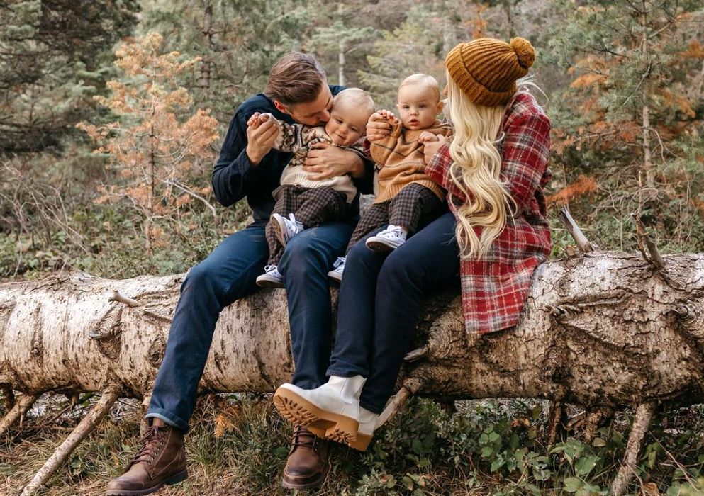 Padres e hijos en el parque