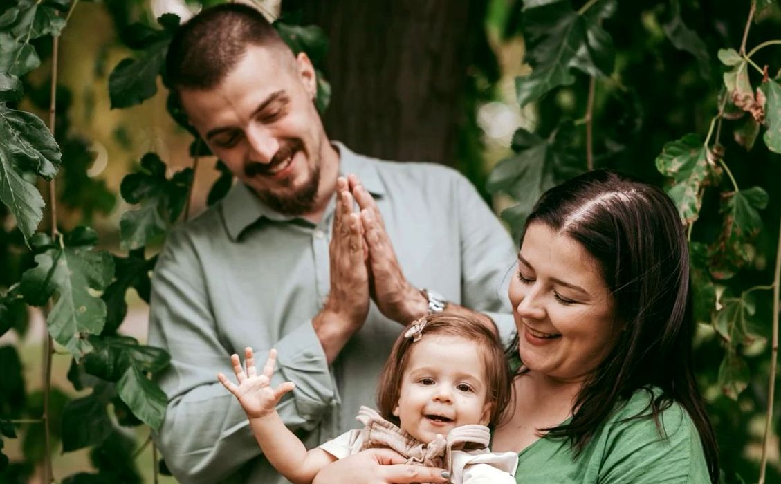 Familia sonriendo juntos durante el atardecer